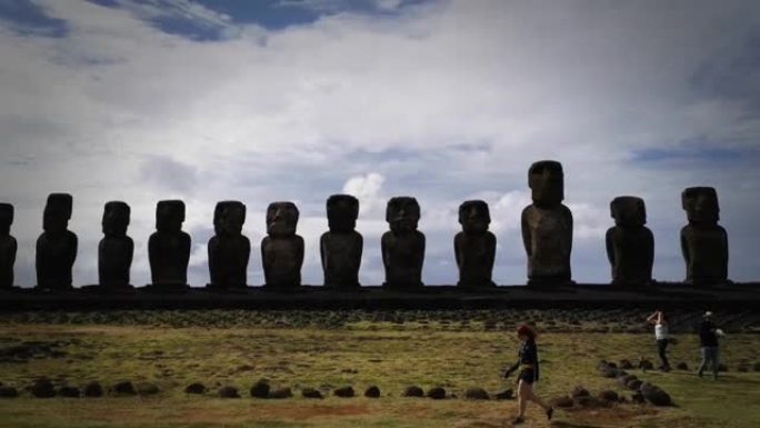 位于复活节岛 (Rapa Nui) 最大的Ahu Tongariki的Moais。