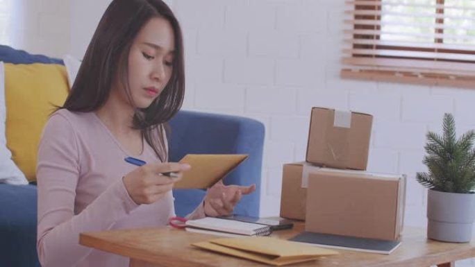 小企业主在家里检查她的订单包装和运输给她的客户。