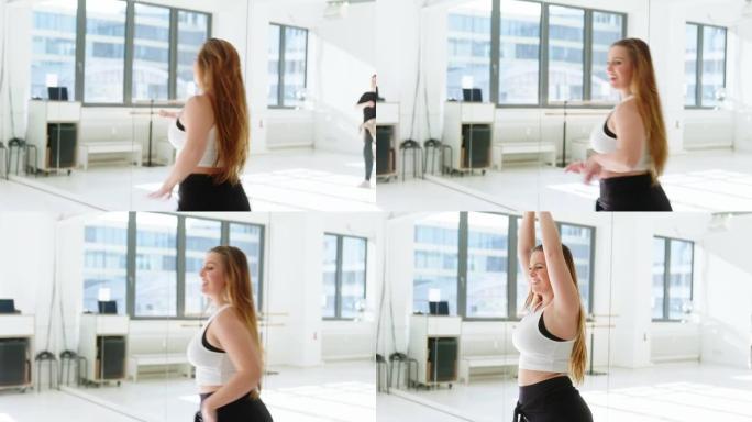 女子教练在健身工作室上舞蹈课