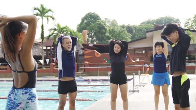 中国女教练教练在去游泳池上游泳课之前进行了热身运动