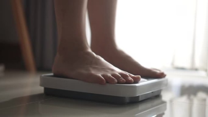女人站立测量体重秤