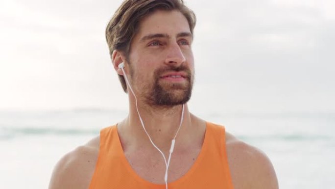 海滩上的男人，健身和呼吸，和平，禅宗和户外运动，带耳机音乐或播客，用海景模型放松。健康、自由和平静与