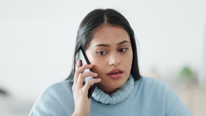 生气，生气的女人在智能手机上接到电话，变得沮丧和压力很大。激怒，沮丧的年轻印度女孩在手机上聊天，这给