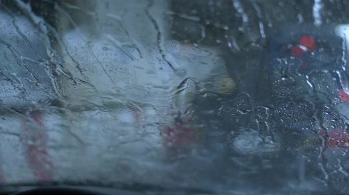 汽车雨刷正在清除雨水，慢动作