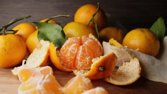 木制桌子上的橘子特写展示果实水果橙子