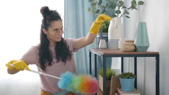 女管家戴着手套在公寓里打扫家具卫生