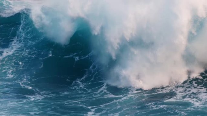 强波撞击的慢动作镜头。海洋或海洋大暴风雨冲浪清澈的绿松石水，泡沫白色纹理