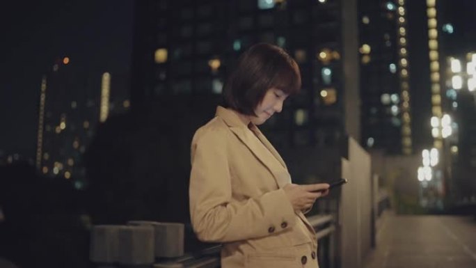 亚洲女性晚上使用数字平板电脑