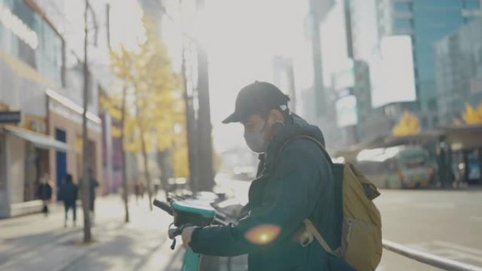 在韩国选择自助租赁踏板车的男性游客。