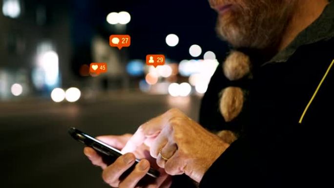 Hipster女士晚上在人行道上使用智能手机，社交媒体上出现了类似，评论和关注者的通知