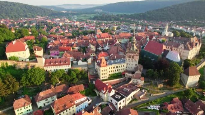 罗马尼亚特兰西瓦尼亚锡吉索拉中世纪城市。Sighisoara市政厅和屋顶的鸟瞰图-罗马尼亚最美丽的城
