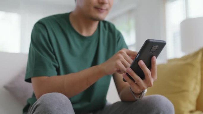 单身亚洲男子玩在线约会应用程序匹配在tinder上向右滑动。