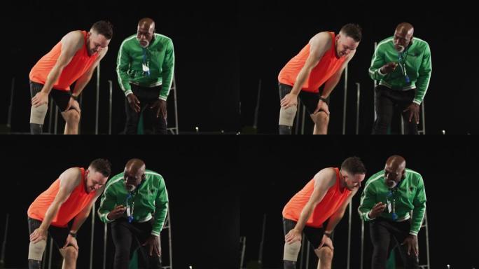 多样化的男教练和疲惫的残疾男运动员与奔跑的刀片说话