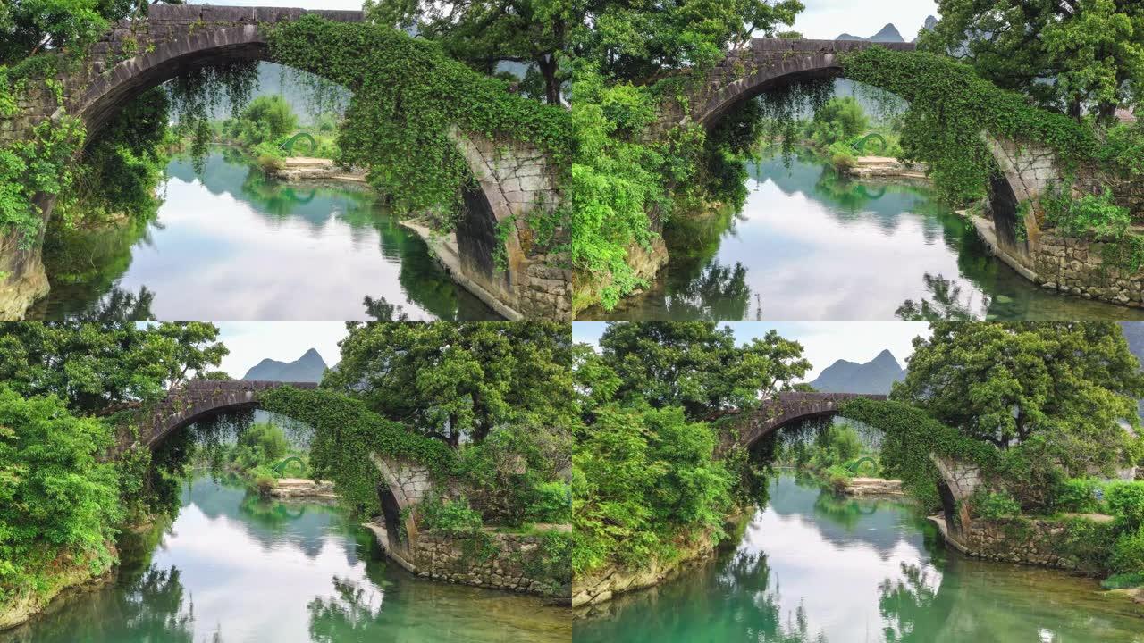 一座横跨玉龙河的古老石桥