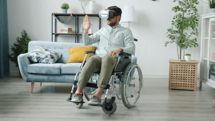 戴虚拟现实眼镜的残疾人肖像在家移动手和享受设备