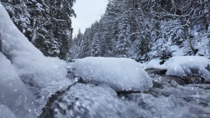 冬季故事。冬季景观有白雪皑皑的森林，寒冷的河流有冰和降雪。冬季自然背景，万向节拍摄
