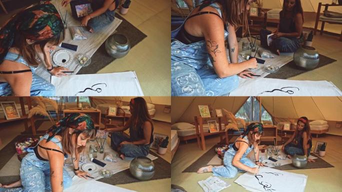 WS两名年轻女性在艺术课程中用画笔画画