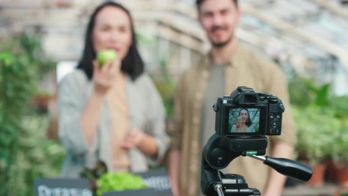男人和女人拍摄关于新鲜农产品的Vlog