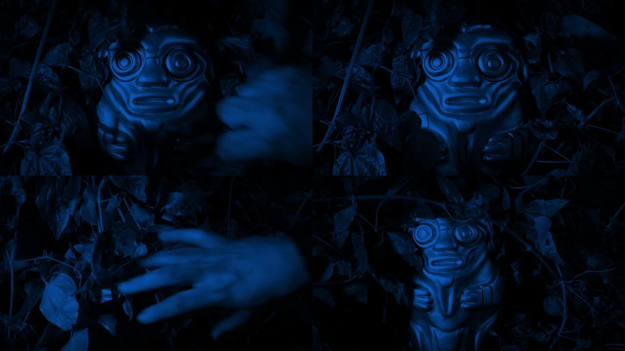 夜间在丛林中发现的阿兹特克偶像