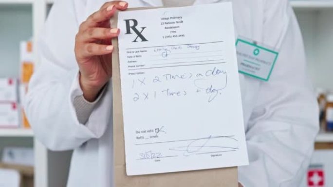 在药店工作的药剂师手中的剪贴板上的药物或慢性药物处方。在药房工作的化学家持有和展示的医学表格的特写