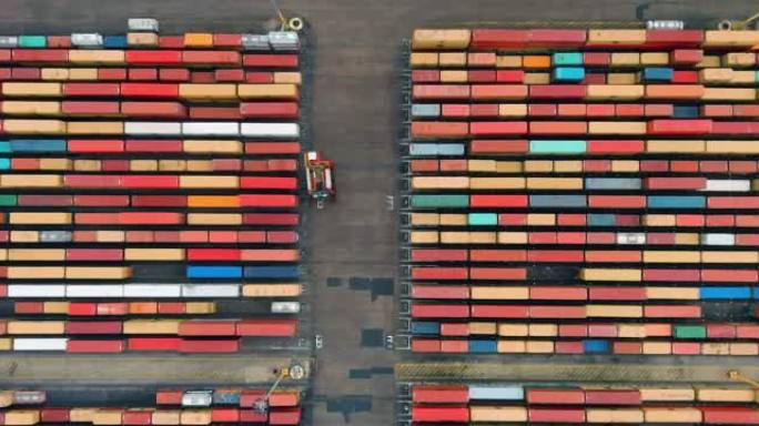 在南非德班港，成千上万的集装箱在码头上等待装载到集装箱船上的俯视图