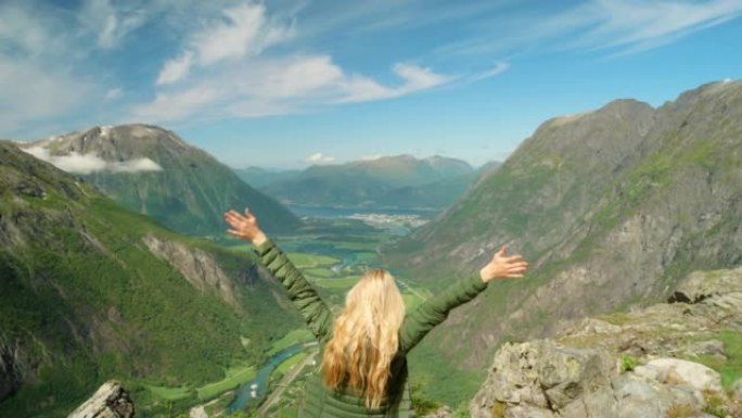 4k视频片段，一个无法识别的女人在Romsdalen周围徒步旅行时欣赏山景