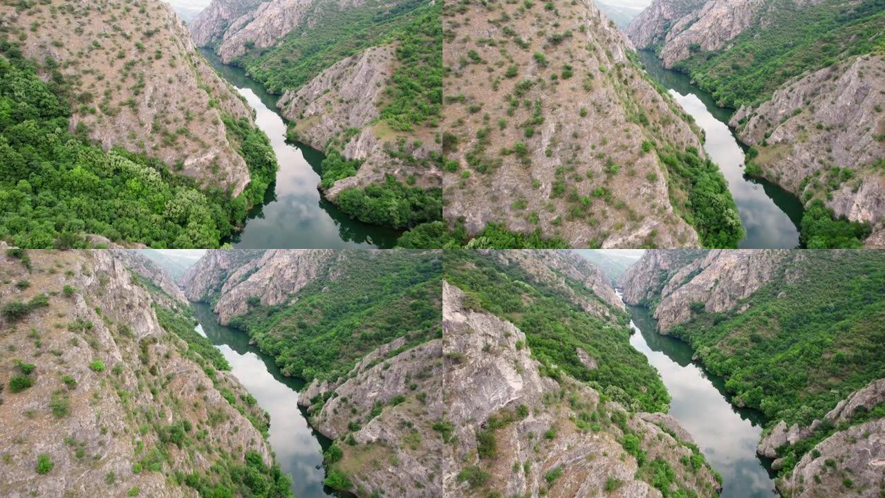 北马其顿马特卡峡谷的航拍。飞越斯科普里附近长长的绿色峡谷马特卡。深河在下面流动。UHD, 4K