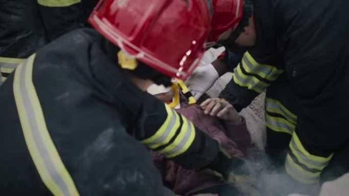 男性救援人员从混凝土砌块中拯救了少年