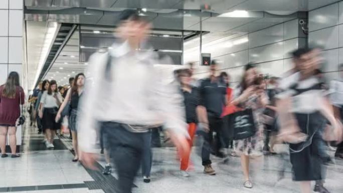 香港繁忙时间行人及商务人士在地铁站行走的时间流逝