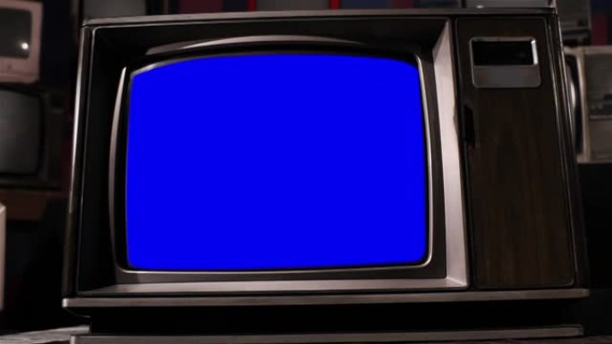 带有蓝色色度屏幕的旧电视机。多莉进来了。4k分辨率。