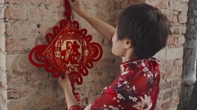 中国妇女悬挂农历新年装饰品