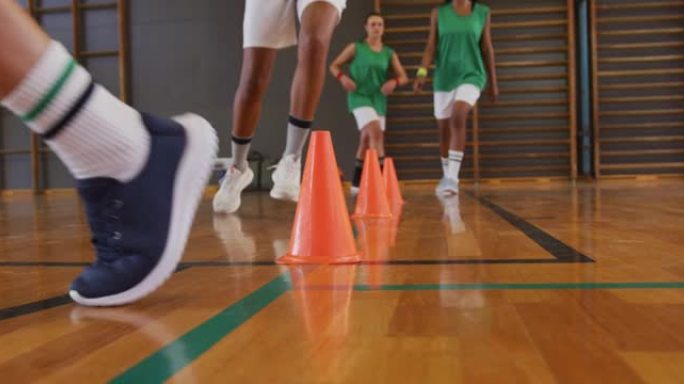 多元化女子篮球队练习运球的中段