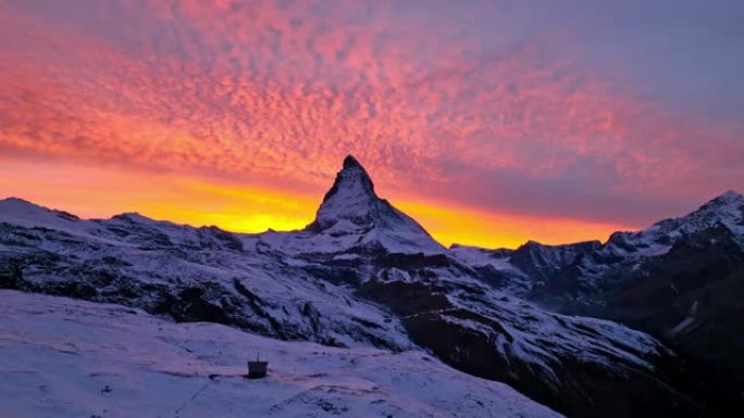 瑞士马特洪峰山令人惊叹的彩色浪漫天空日落景色。