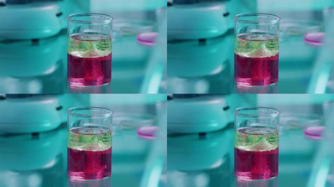 试管用光亮的有毒液体在油基下发泡，防止挥发反应。一个教育科学化学实验的特写。泡腾片在碱性溶液中冒泡。