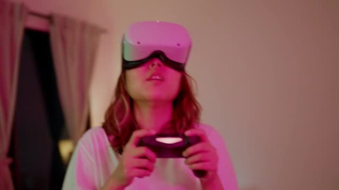 兴奋的亚洲女人玩虚拟现实游戏。