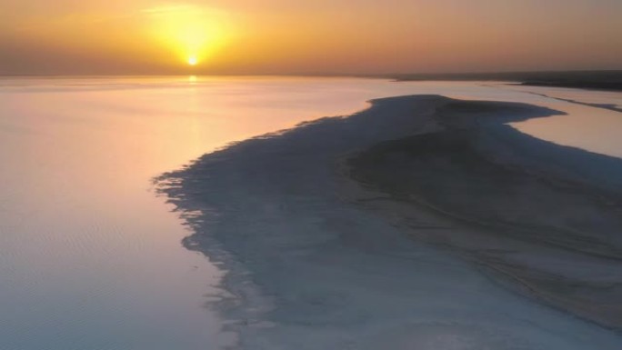 夕阳使盐湖的水变成橘红色