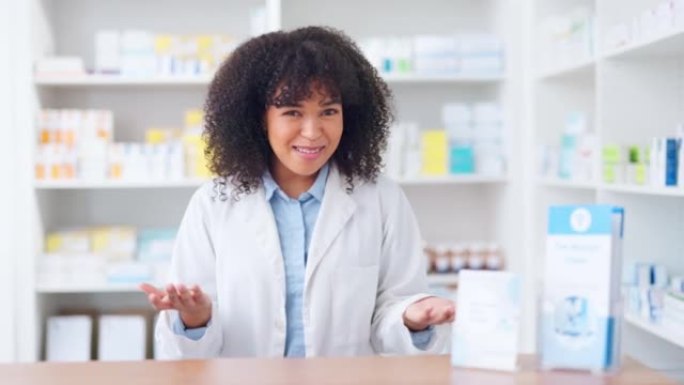 快乐女化学家欢迎顾客来到药房。药店助理为患病患者提供处方抗生素。出售药物以帮助客户健康和康复