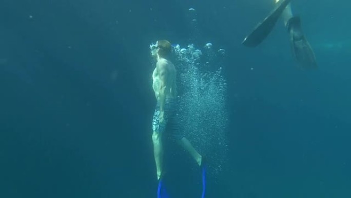水下: 两名潜水员升至海平面