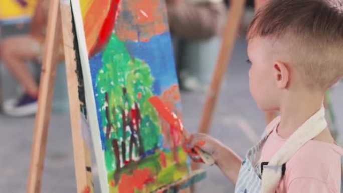 儿童在画布上绘画儿童在画布上绘画