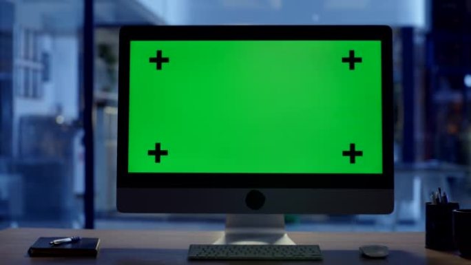 带有跟踪标记的现代绿色色度屏幕空间模型，为在线视频通话会议设置的计算机或在空荡荡的客厅中进行流式传输