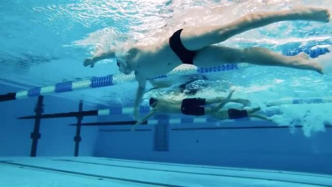 在游泳池训练的男性游泳者的特写镜头