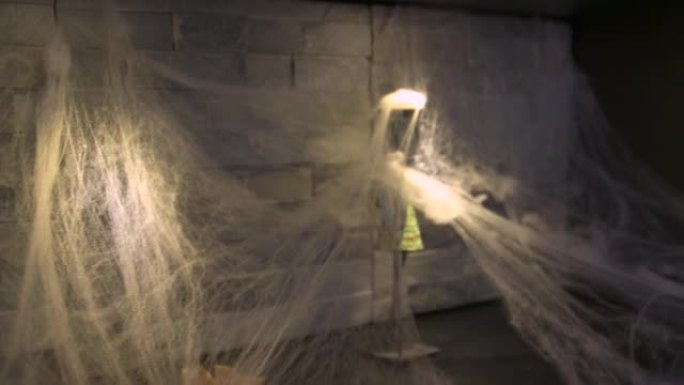 封闭厚厚的蜘蛛网覆盖客厅搁板，营造万圣节氛围