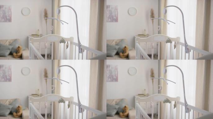 带自制婴儿床玩具的婴儿床