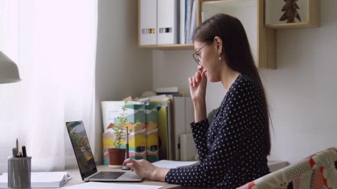 情绪喜出望外的年轻女子庆祝赢得成功。