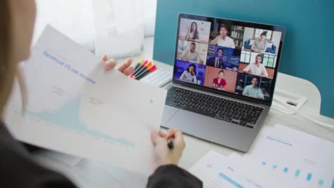 商务女性使用视频通话应用远程会议在线讨论项目。