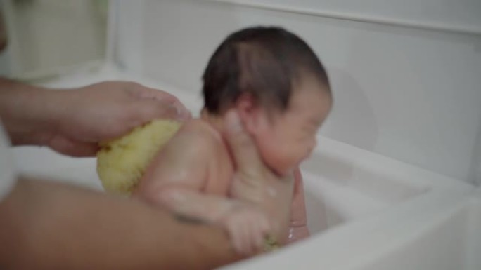 父亲给她的新生儿洗澡
