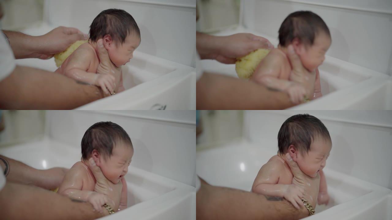 父亲给她的新生儿洗澡