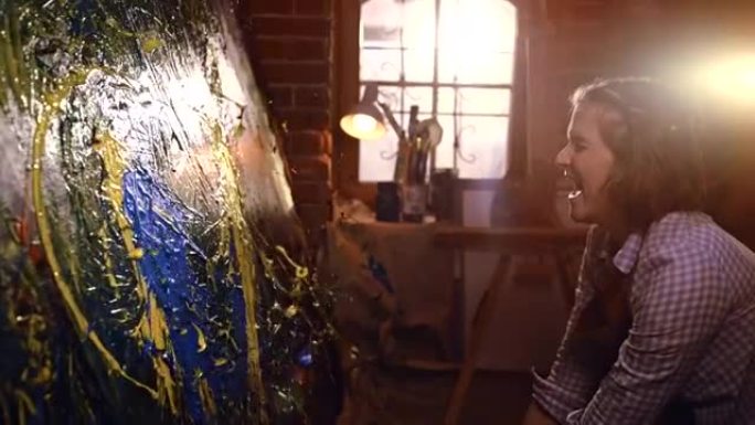 时间扭曲SLO MO才华横溢的女艺术家在画布上用飞溅绘画技术绘画