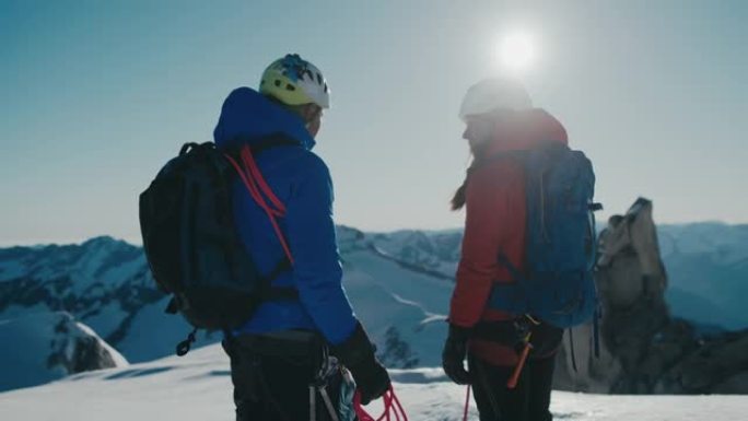登山者情侣夫妻夫妻滑雪美景