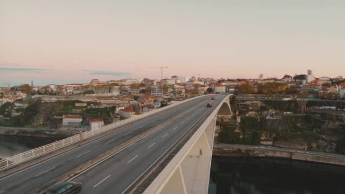 葡萄牙波尔图。杜罗河旧城和长廊的鸟瞰图。城市景观和河上的桥梁
